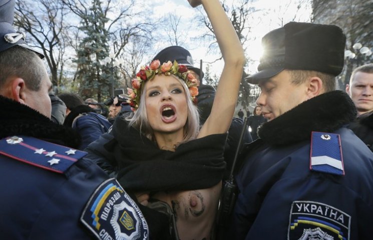Видео дня: Femen раздеваются против гомо…