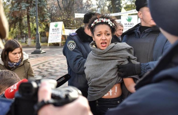 FEMEN и новая полиция. Фоторассказ под б…