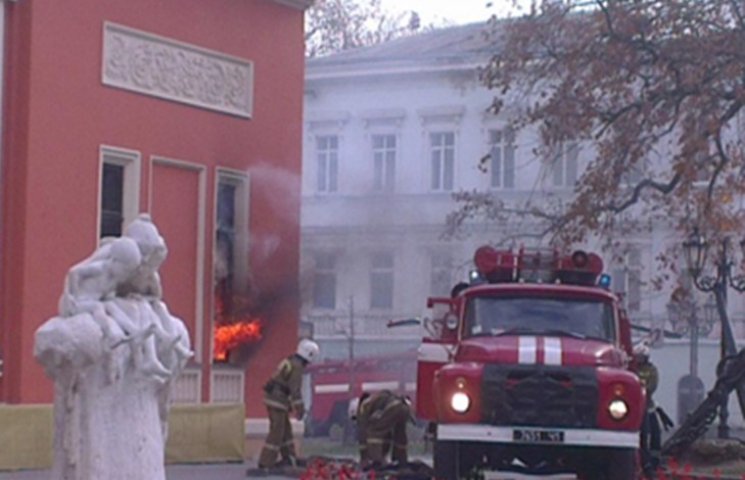 В Одессе снова горит музей морского флот…