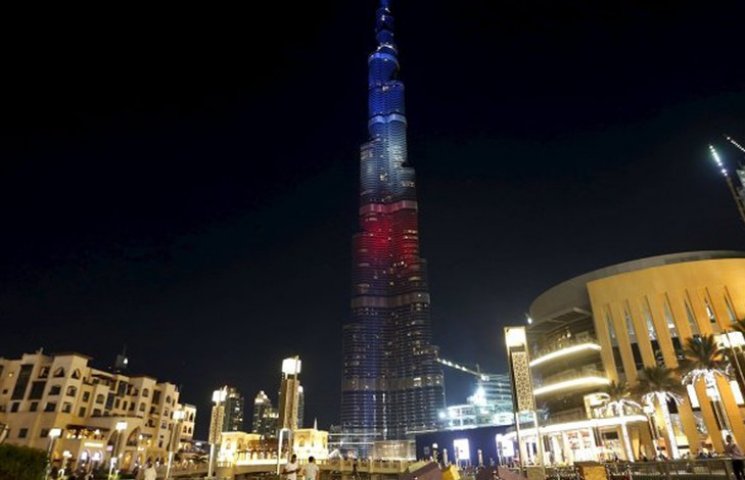 Найвищу будівлю світу підсвітили кольора…