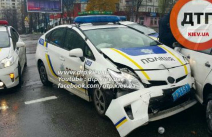 У Києві поліцейський автомобіль потрапив…