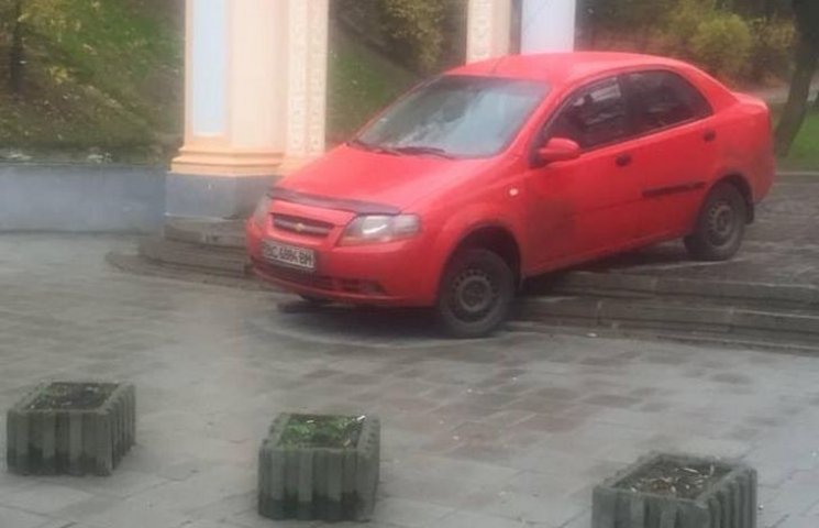 У Львові водій автомобіля сам себе покар…