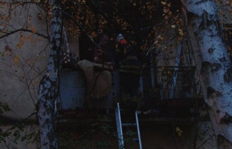 В Ужгороді із палаючого будинку евакуйов…