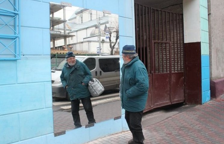 У Вінниці для перехожих встановили "крив…