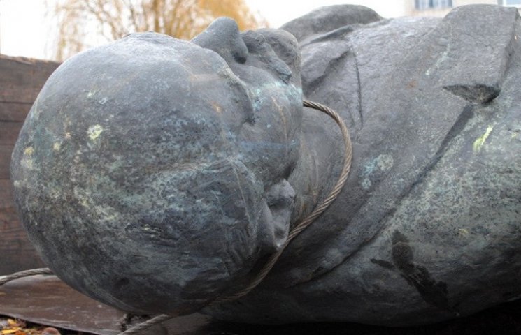 В Ямполе на Сумщине памятник Ленину неск…