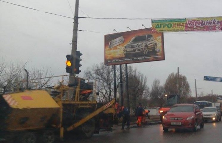 У Кіровограді в дощ латають дорогу…