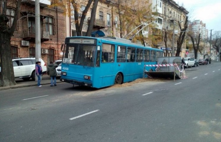 В Одесі тролейбус провалився в яму…
