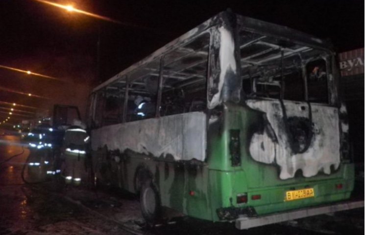 У Полтаві невідома спалила автобус кокте…