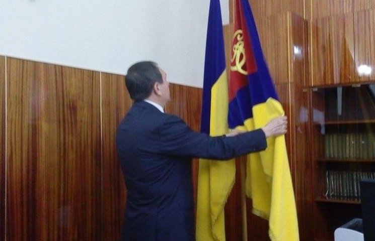 Мер Кіровограда поцілував прапор міста…