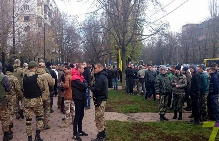 Одеські патріоти заблокували будівлю суд…