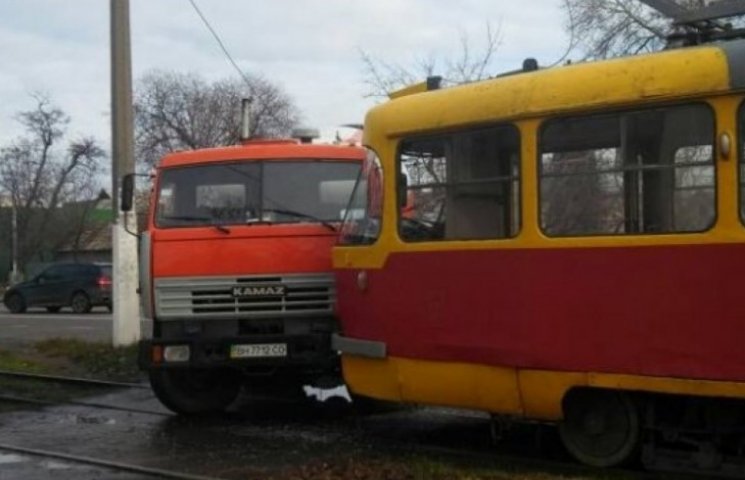 Одеський трамвай врізався у вантажівку…