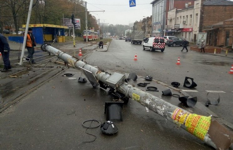 В центре Днипра грузовик снес светофор…
