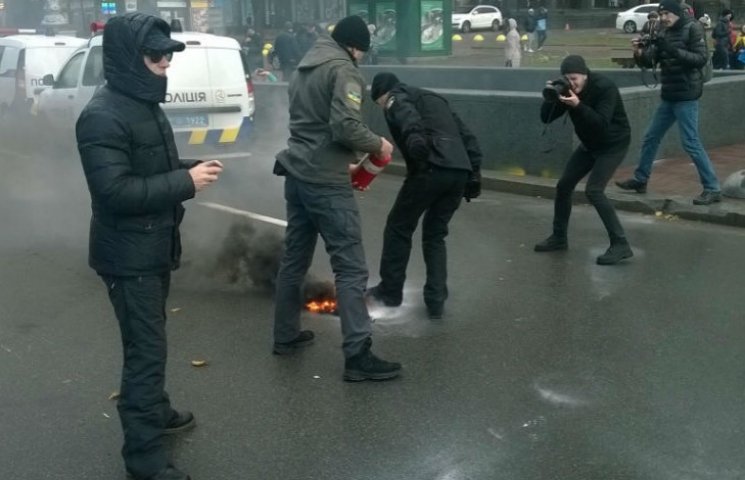 Полиция "украла" шины у митингующих на К…