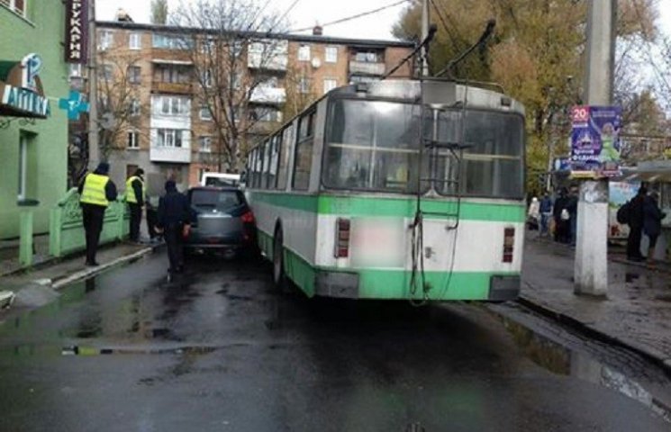 У Хмельницькому тролейбус зіткнувся з Ni…
