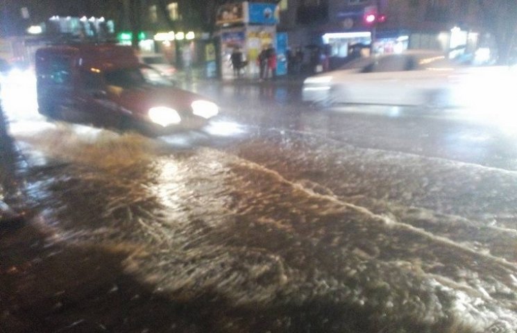 Під час дощу вулиці Дніпра перетворилися…
