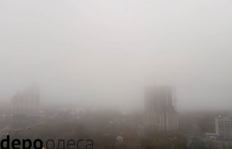 Одессу окутал густой туман, ожидаются си…