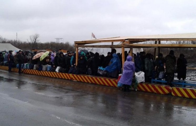 На КПВВ "Майорськ" тисяча людей під доще…