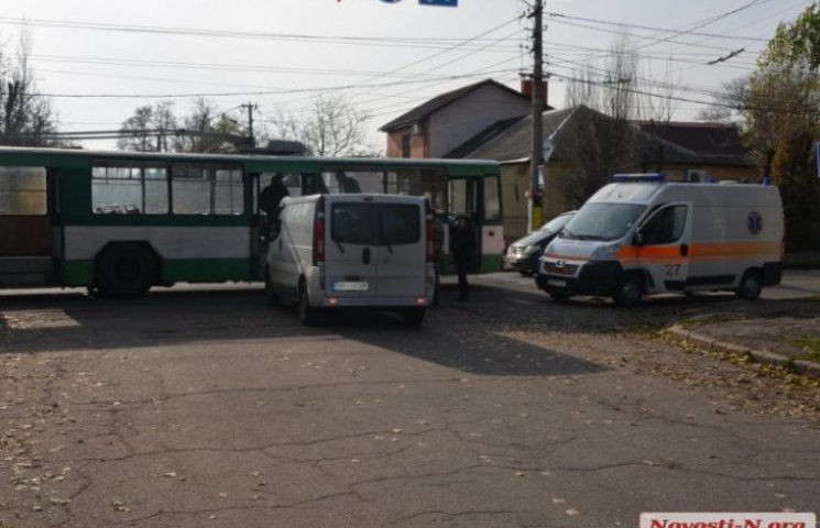У Миколаєві мікроавтобус влетів у тролей…