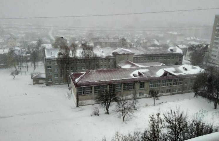 Львів продовжує засипати снігом. Місто б…