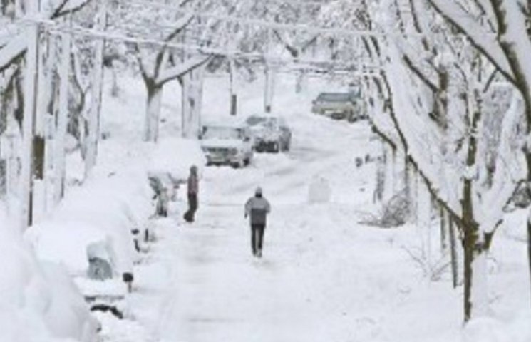 В Черновцах из-за снегопада в школах сег…