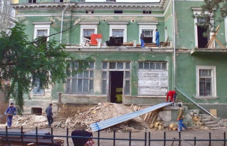 В Одесі продовжують тотальне руйнування…