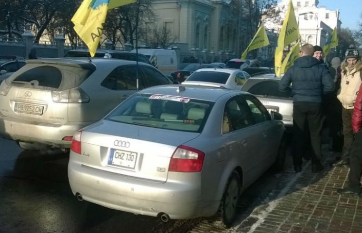 Под Радой митингуют водители на "литовск…
