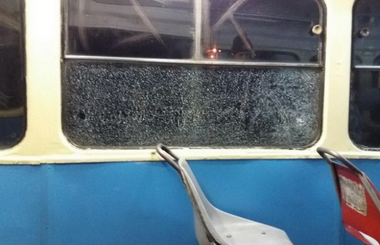 Опубликованы фото обстрелянного трамвая…