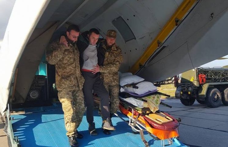 До Одеси прибув борт з пораненими бійцям…