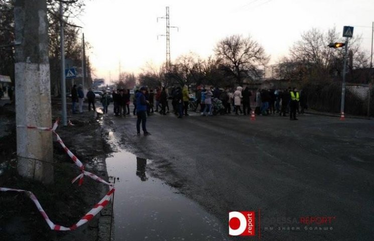 В Одессе жители перекрыли улицу из-за то…