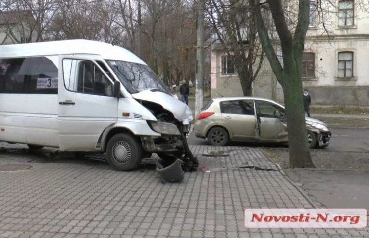 У Миколаєві Nissan не пропустив маршрутк…