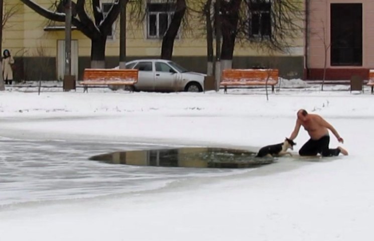 Як на Росії чоловік рятував з обмерзлого…