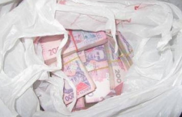 Житель Донбасу віз гроші через КПВВ "Гну…
