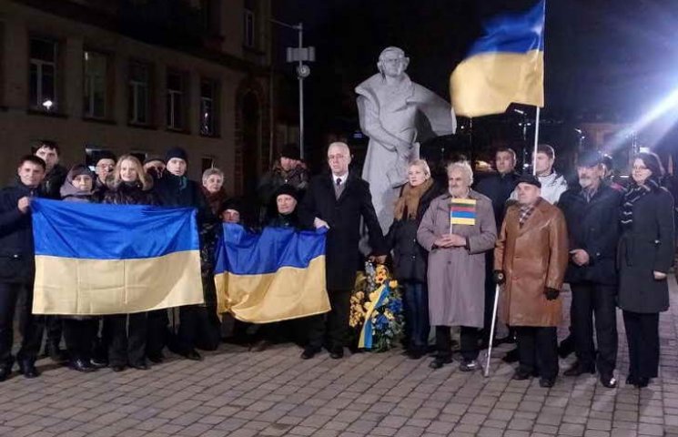 В Вильнюсе возле памятника Шевченко отме…