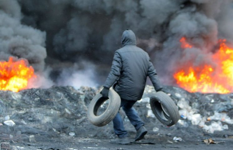 На Майдане горят шины