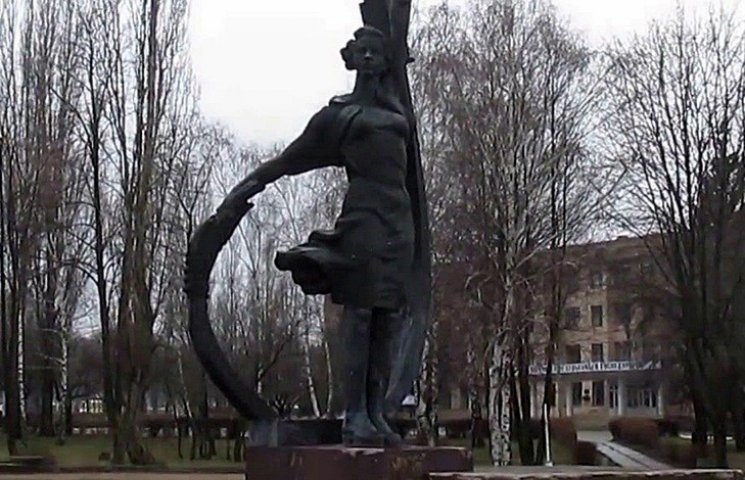 В Кропивницком демонтируют памятник комс…