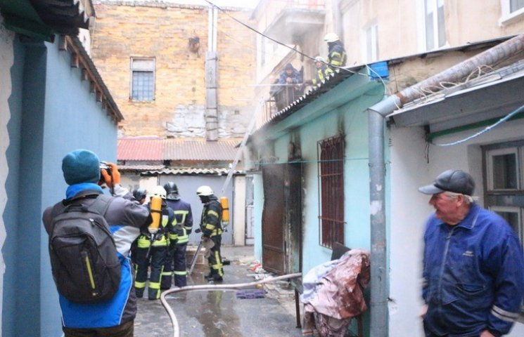 В Одесі з полум'я пожежі врятували жінку…