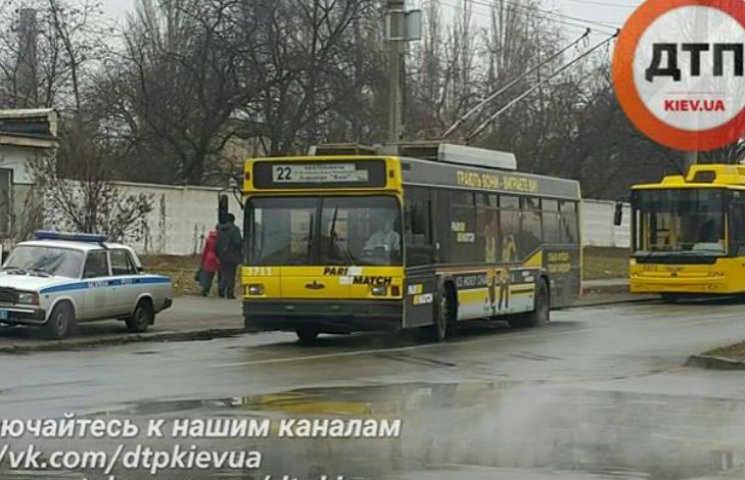 У Києві тролейбус на смерть збив водія т…