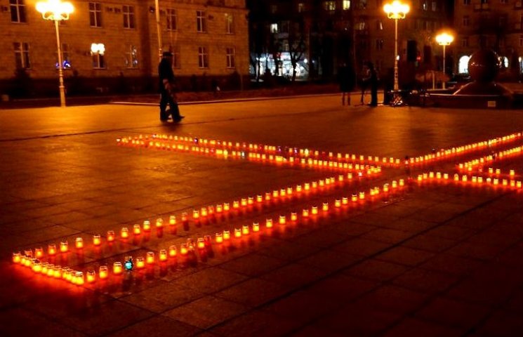 У Черкасах запалили сотні свічок у пам'я…