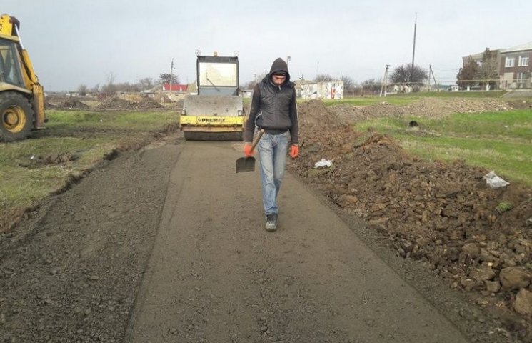В одному з сіл Одещини ремонтують дорогу…