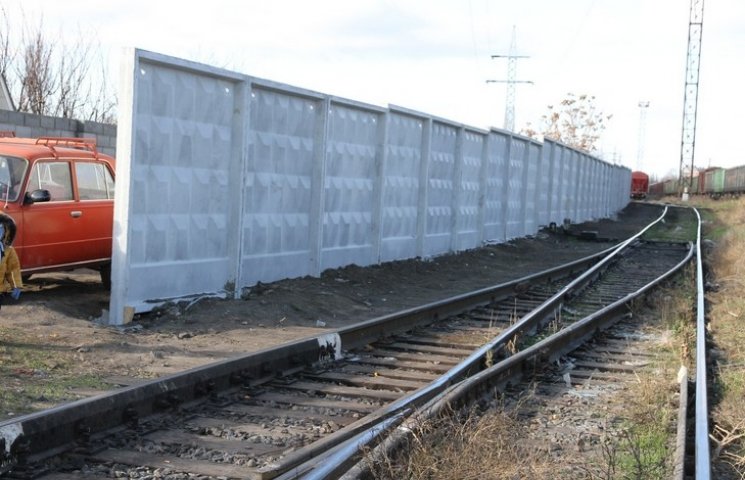 У Миколаєві паркан вздовж залізничних шл…