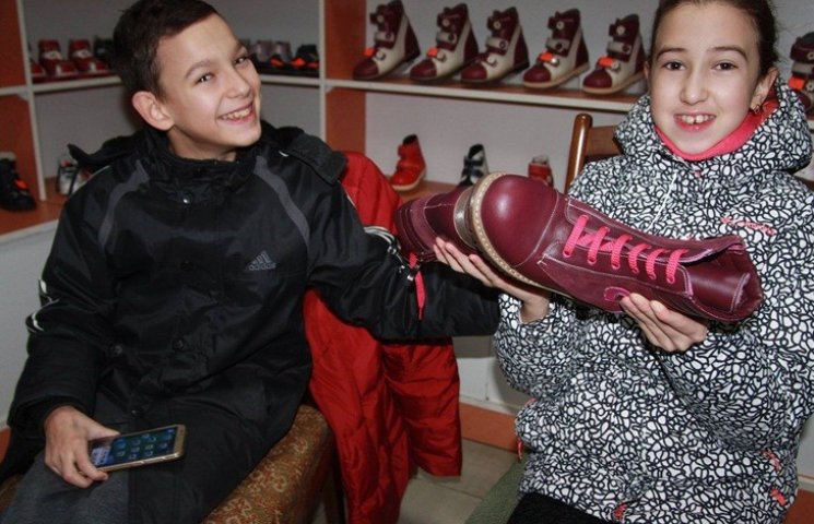 У Кропивницькому благодійники взули діте…