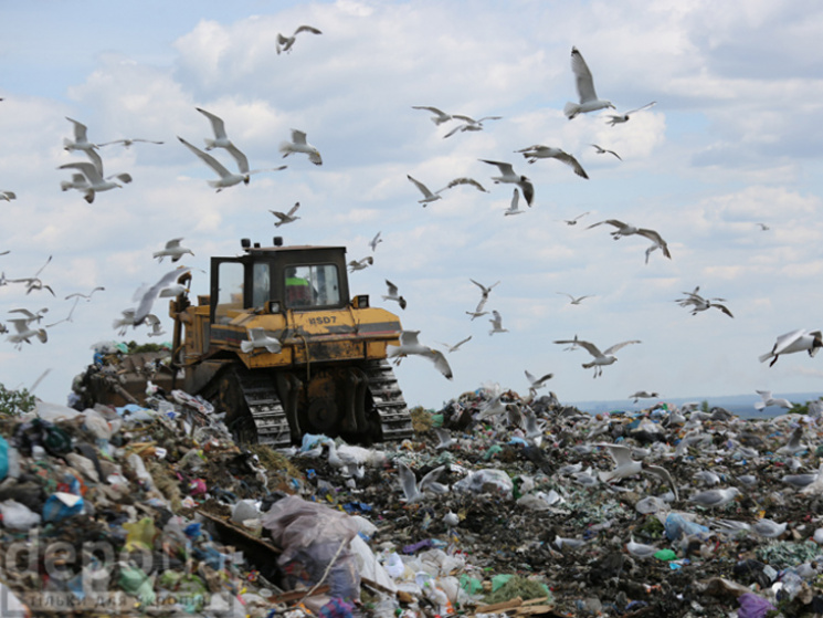 Київ суворий: Як сміття біля будинків ро…