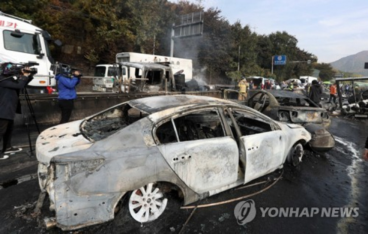 На трассе в Южной Корее взорвался бензов…