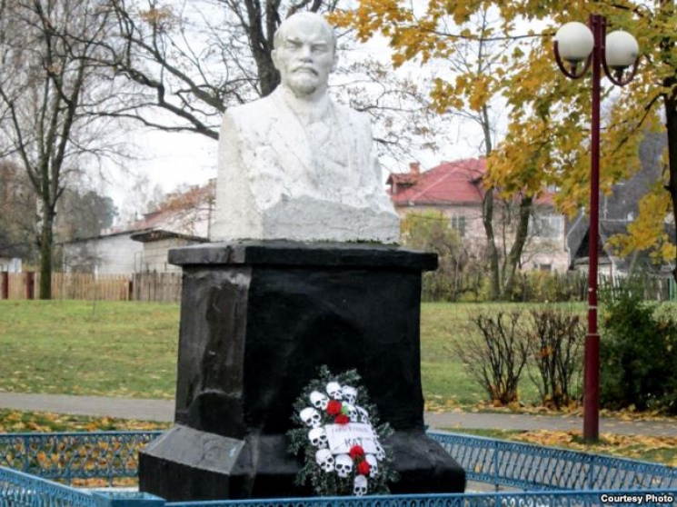 В Беларуси к памятнику Ленина принесли в…