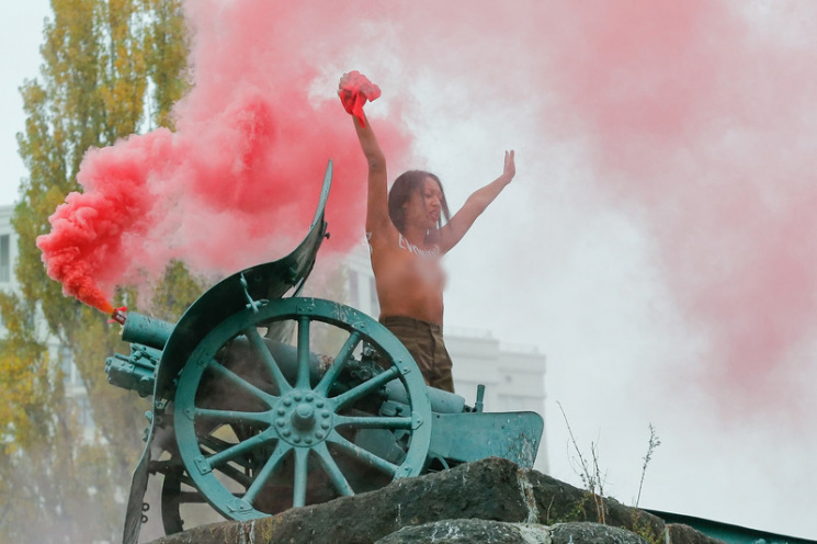 Видео дня: Femen празднуют коммунистичес…