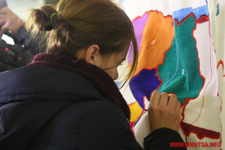 Вінницькі студенти вишивали Україну…