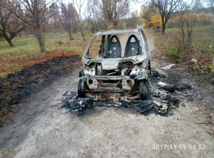 Невідомі вкрали та спалили автівку жител…