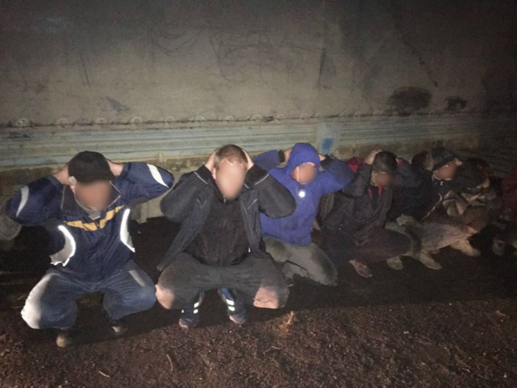 У Бобовищі затримали 12 осіб, які "розпи…