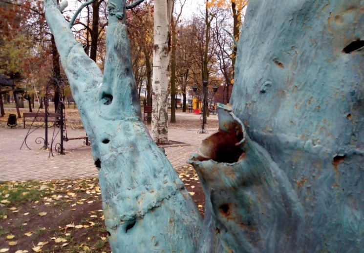 В парке кованых фигур в Донецке начали в…