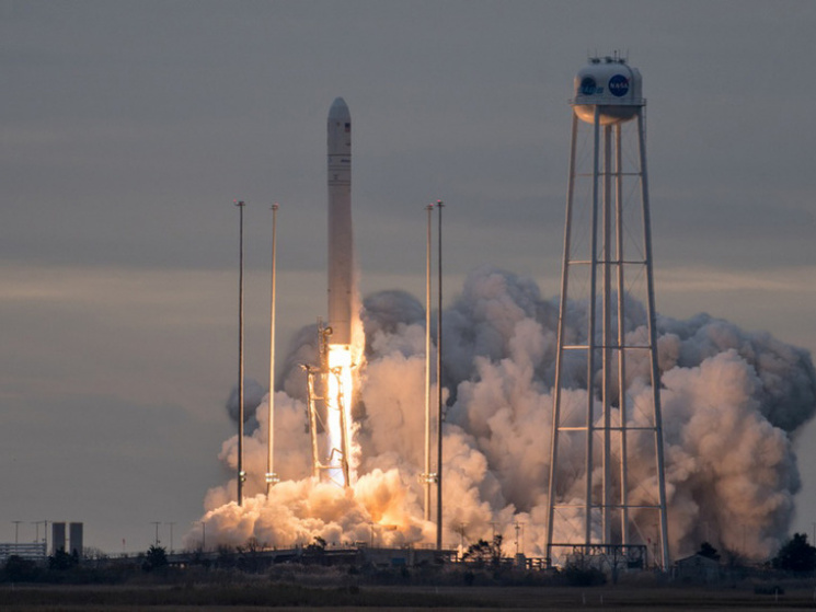 В США запустили ракету-носитель "Антарес…